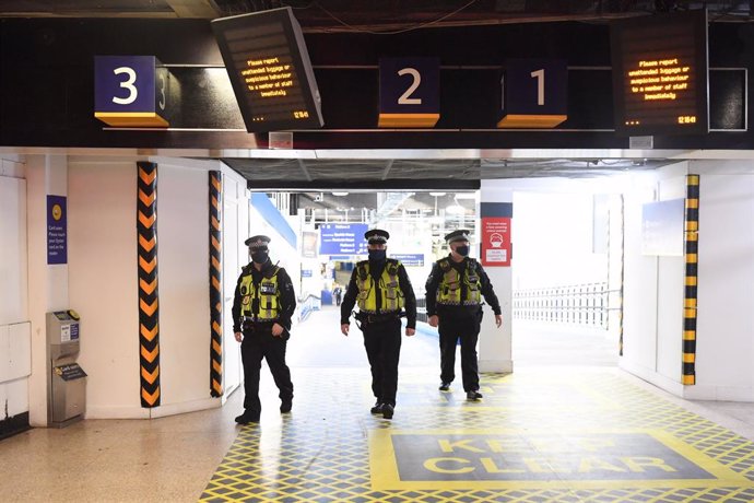 20 December 2020, England, London: Police officers walk at Euston Station, as more police forces are deployed to enforce travel rules at London's stations. British Prime Minister Boris Johnson announced a strict lockdown and cancelled Christmas holiday 