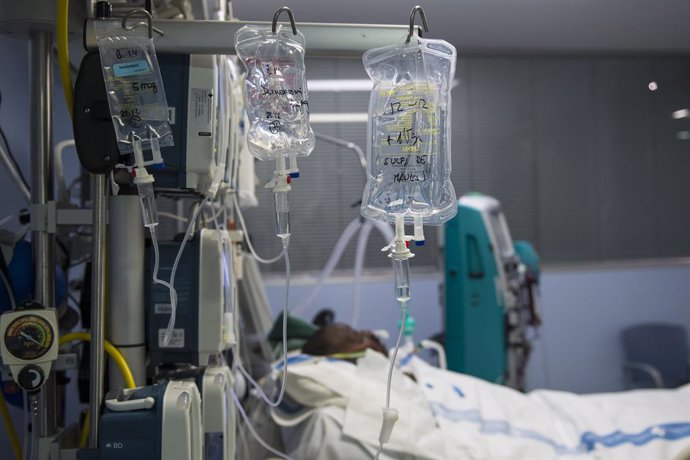 Un pacient ingressat a la Unitat de Vigilncia intensiva (UCI) per a malalts de coronavirus de l'Hospital Universitari Dr. Josep Trueta de Girona, Catalunya (Espanya), 21 de desembre del 2020.