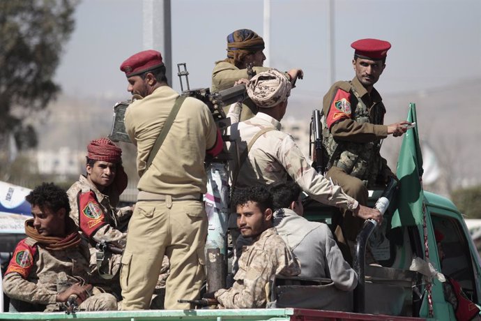 24 November 2020, Yemen, Sana'a: Houthi tribesmen wearing an army uniform ride a vehicle during funeral procession of Houthi movement fighters, who allegedly were killed in recent fighting with Saudi-backed government forces. Photo: Hani Al-Ansi/dpa