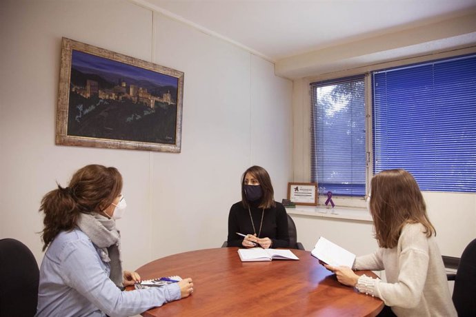 Carmen Belén López en una reunión de trabajo