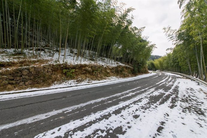 Carretera autonómica en Asturias con nieve.