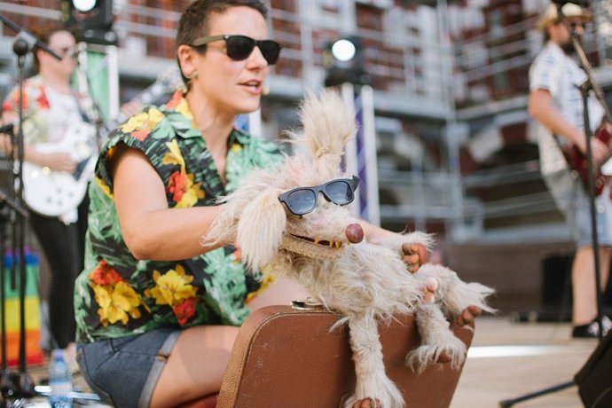 La Chica Charcos en pleno concierto