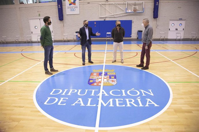 Reunión de Ángel Escobar con técnicos en el Pabellón