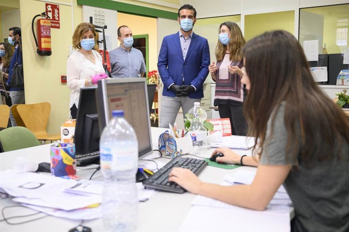 El alcalde de Almería visita los servicios sociales