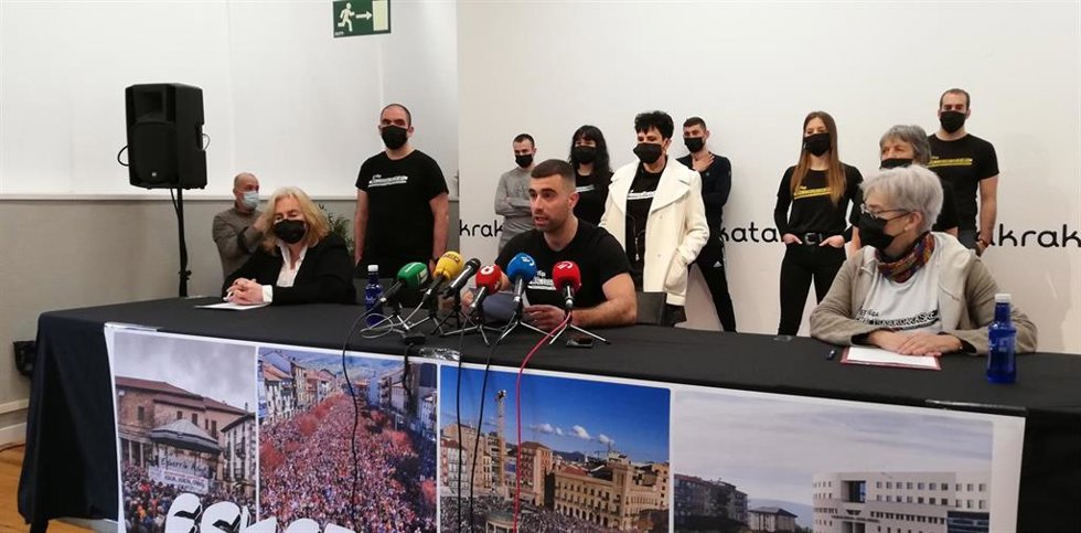 Adur Ramírez de Alda junto con Igone Goikoetxea (Altsasu Gurasoak) e Idoia Goikoetxea (Altsasukoak Aske)