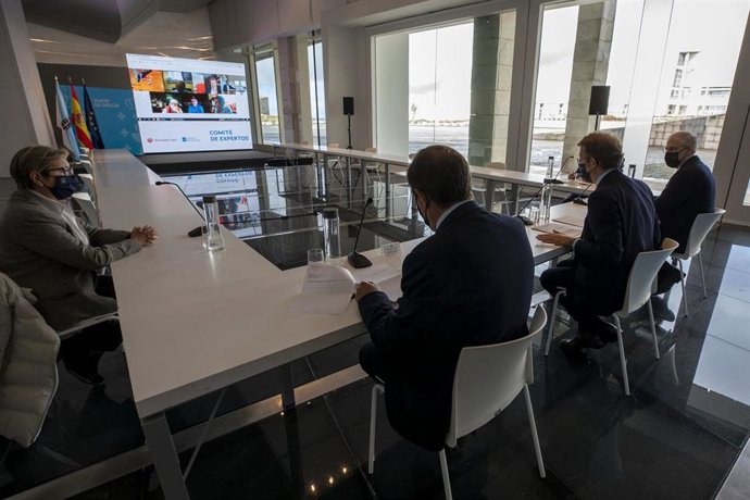 El presidente de la Xunta, Alberto Núñez Feijóo, preside una reunión con el comité de expertos económicos.