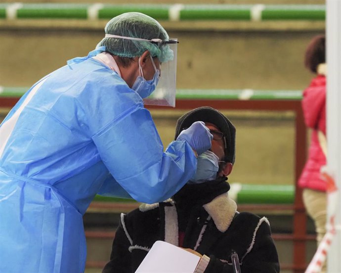 Un trabajador sanitario protegido realiza un test de antígenos en el Polideportivo Municipal de la Avenida de las Salinas, Laguna de Duero, Valladolid, Castilla y León, (España), a 23 de enero de 2021. 