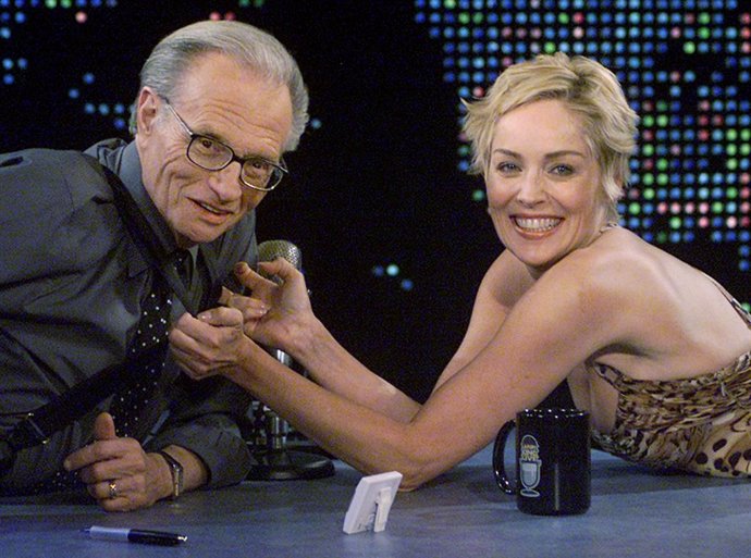 Larry King en su programa de televisión con Sharon Stone