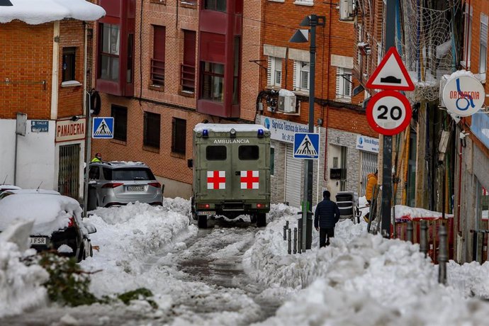 Una ambulancia de las Fuerzas Armadas, tras la nevada fruto del temporal Filomena, en Pozuelo de Alarcón (España), a 10 de enero de 2021.