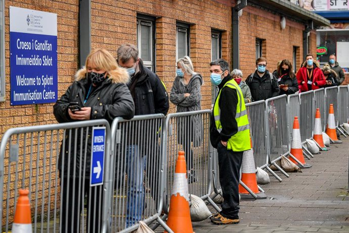 19 January 2021, United Kingdom, Cardiff: People line up to receive Covid-19 vaccines in Wales, which is on the highest level of Coronavirus restrictions. Photo: Ben Birchall/PA Wire/dpa