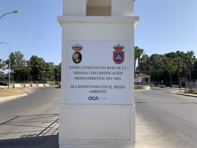 Cartel ubicado en la entrada de la Base Naval de Rota