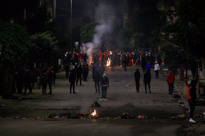 19 January 2021, Tunisia, Tunis: Protesters face the Tunisian national guard (not pictured) during clashes in the Ettadhamen city suburb on the north-western outskirts of Tunisia's capital amidst a wave of nightly protests with erupted January 16th. Pho