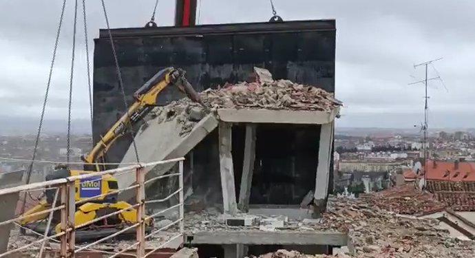 Demolido el torreón del edificio siniestrado de la calle Toledo de Madrid ante el riesgo de caída a la calle y el patio del colegio