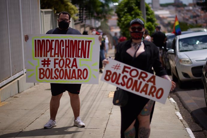 23 January 2021, Brazil, Sao Paulo: People hold placards during a Protest against the government of Brazilian President Jair Bolsonaro and against president deals with the covid-19 pandemic. Photo: Igor Do Vale/ZUMA Wire/dpa