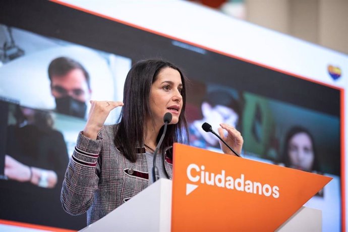 La presidenta de Ciudadanos, Inés Arrimadas, en una rueda de prensa en la sede del partido tras mantener una reunión telemática con los coordinadores autonómicos de Cs.