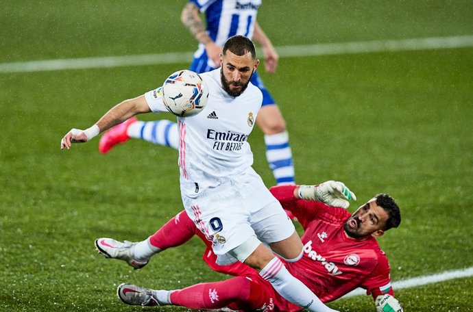 Karim Benzema of Real Madrid CF and Fernando Pacheco of Deportivo Alaves during the Spanish league, La Liga Santander, football match played between Deportivo Alaves and Real Madrid CF at Mendizorroza stadium on January 23, 2021 in Vitoria, Spain.