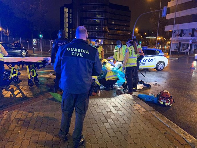 Varios integrantes de las Fuerzas de Seguridad y Samur-Protección Civil atienden a un motorista después de que este sufriera un accidente en el Barrio Salamanca de  Madrid.