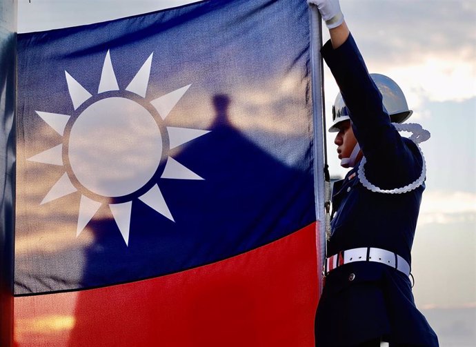 Un miembro de la guardia de honor de Taiwán levanta una bandera en una imagen de archivo. 