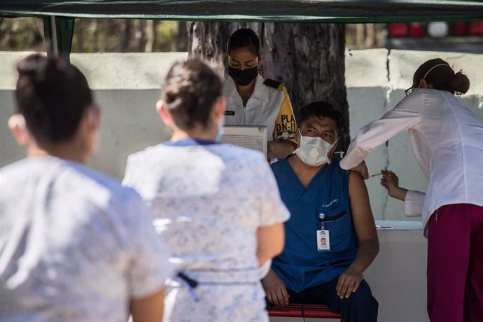 Un trabajador sanitario recibe una dosis de la vacuna contra el coronavirus en el Hospital Militar de Ciudad de México. 