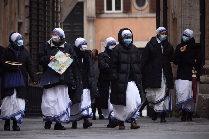 07 January 2021, Italy, Rome: Nuns wearing face masks walk in downtown Rome amid the coronavirus (Covid-19) pandemic. Photo: Vincenzo Livieri/ZUMA Wire/dpa