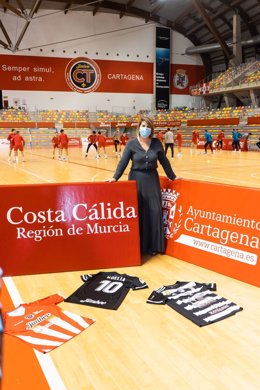 Arroyo junto a la publicidad de Costa Cálida que llevará los equipos cartageneros