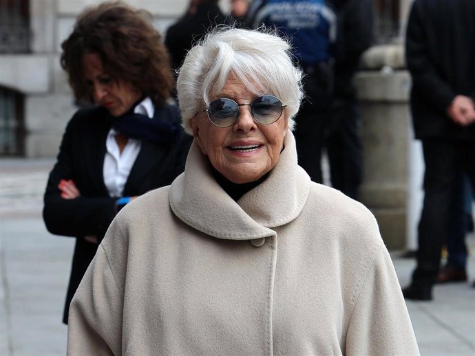 NOMBRAMIENTO DE ALMODÓVAR Y RAPHAEL COMO HIJOS ADOPTIVOS DE MADRID