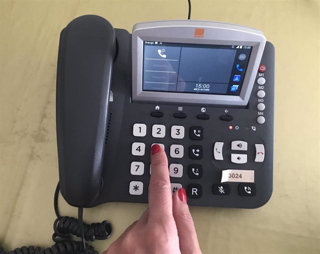 Teléfono, mano marcando un número