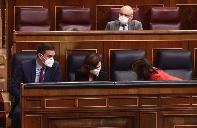 El presidente del Gobierno, Pedro Sánchez y la vicepresidenta Carmen Calvo en el Pleno del Congreso