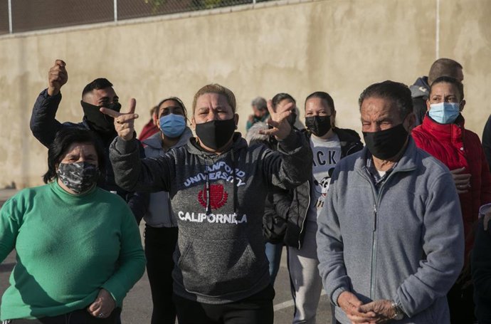 Vecinos de Torreblanca durante la concentración contra los cortes de luz 