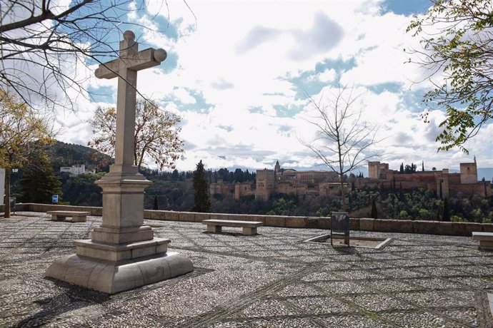 Mirador de San Nicolas con la Alhambra al fondo. Granada a 16 de marzo del 2020