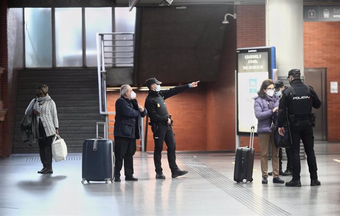 Agentes la Policía Nacional realizan controles de movilidad en la estación de AVE Puerta de Atocha, en Madrid, el pasado mes de diciembre