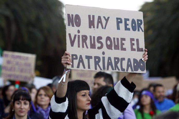 Una mujer sostiene una pancarta en la que se lee 'No hay peor virus que el patriarcado' durante la marcha por el Día Internacional de la Mujer en Málaga (Foto de archivo del 8 de marzo de 2020).