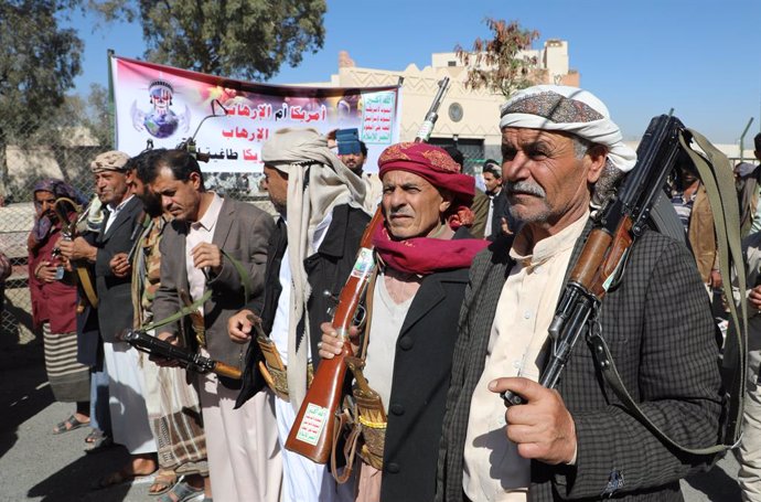 18 January 2021, Yemen, Sanaa: Houthi supporters take part in a protest in front of the USembassy in Sanaa against the United States over its decision to designate the Houthi rebels movement as a foreign terrorist organization. Photo: Hani Al-Ansi/dpa