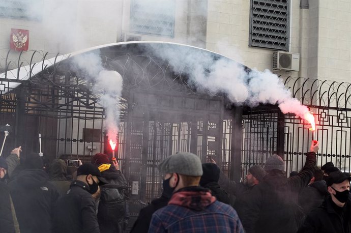 23 January 2021, Ukraine, Kiev: Far-right protesters burn flares during a demonstration outside the Embassy of Russia demanding his release after his detention on his return to Russia from Germany, where he was recovering from nerve agent poisoning. Pho