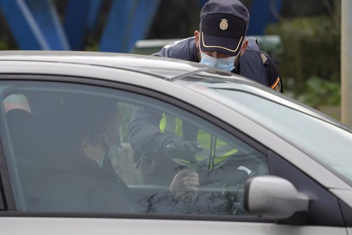 Un agente de la Policía Local realiza un control de movilidad en la salida de Santiago de Compostela 