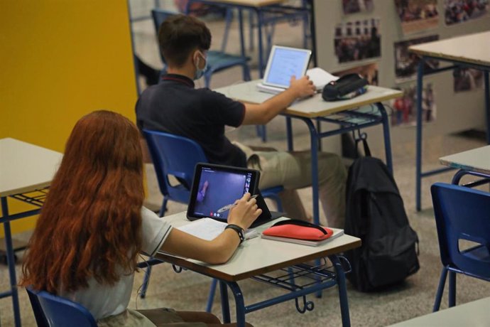 Alumnos atiende desde su ordenador clases virtuales impartidas en el Colegio Ábaco, en Madrid