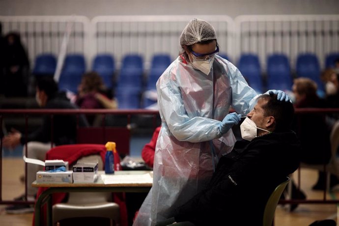 Un sanitario realiza test de antígenos de detección del covid, en la Zona Básica de Salud de Felipe II, en Móstoles.