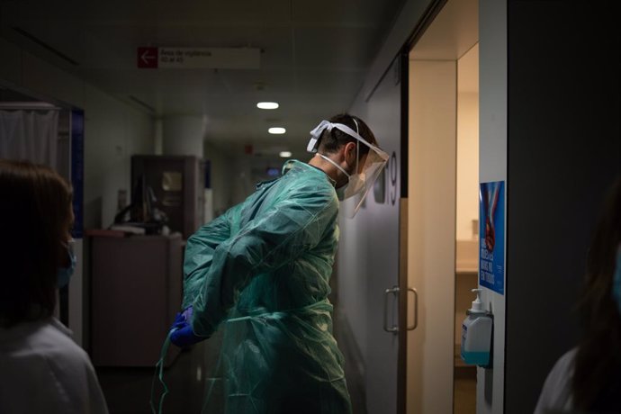 Un metge entra en una de les habitacions de la Unitat de Vigilncia intensiva (UCI) a l'Hospital de la Santa Creu i Sant Pau, integrat a la Xarxa Hospitalria de Utilització Pública de Catalunya, a Barcelona.