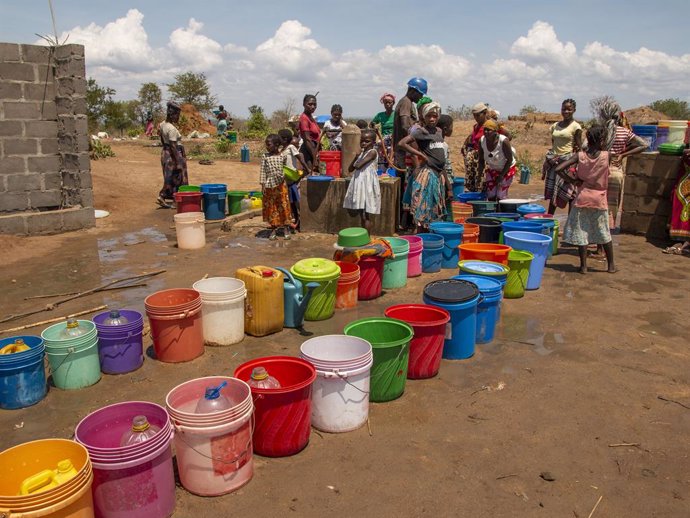 Desplazados por la violencia recogen agua en Metuge, Cabo Delgado