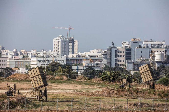 Dos baterías del sistema antiaéreo isarelí Cúpula de Hierro cerca de la Franja de Gaza