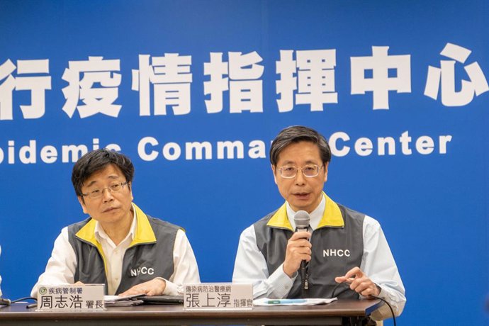 23 January 2020, Taiwan, Taipei: Zhang Shangchun (R), Professor of Internal Medicine and Vice President of National Taiwan University, speaks next to Taiwanese Health Minister Chen Shih-chung (2nd R) during a press conference with members of the Taiwan 