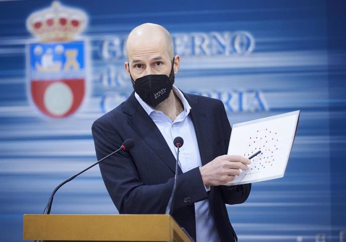 El director general de Salud Pública, Reinhard Wallmann, en una rueda de prensa para informar sobre la evolución epidemiológica del COVID-19 en Cantabria