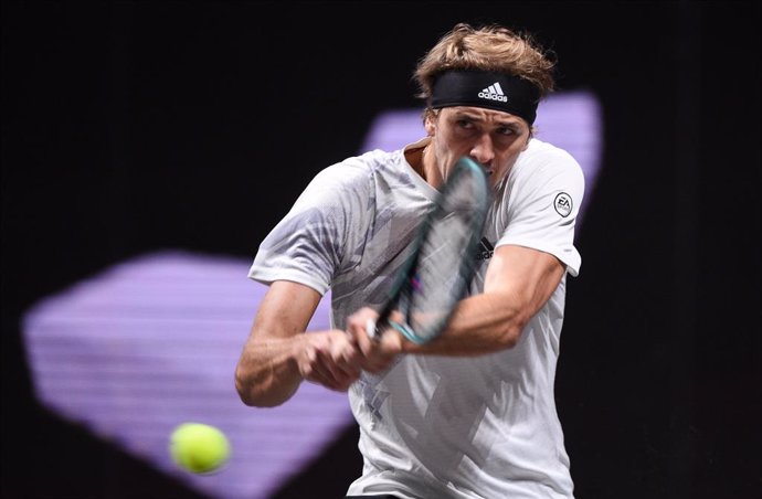 FILED - 25 October 2020, North Rhine-Westphalia, Cologne: German tennis player Alexander Zverev in action against Argentina's Diego Schwartzman during their men's singles final tennis match at the 2020 Bett1Hulks Championship. US Open finalist Alexander