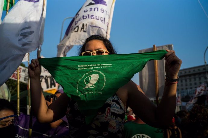 Un pañuelo verde durante una manifestación a favor de la legalización del aborto en Argentina