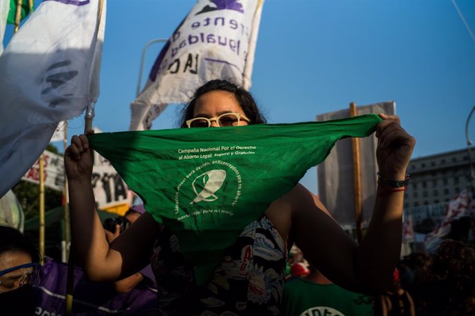 Una mujer sostiene un pañuelo verde en una movilización a favor de la legalización del aborto en Argentina mientras su aprobación se debate en el Senado del país, en Buenos Aires, Argentina, a 29 de diciembre de 2020. El Senado de Argentina ha aprobado 