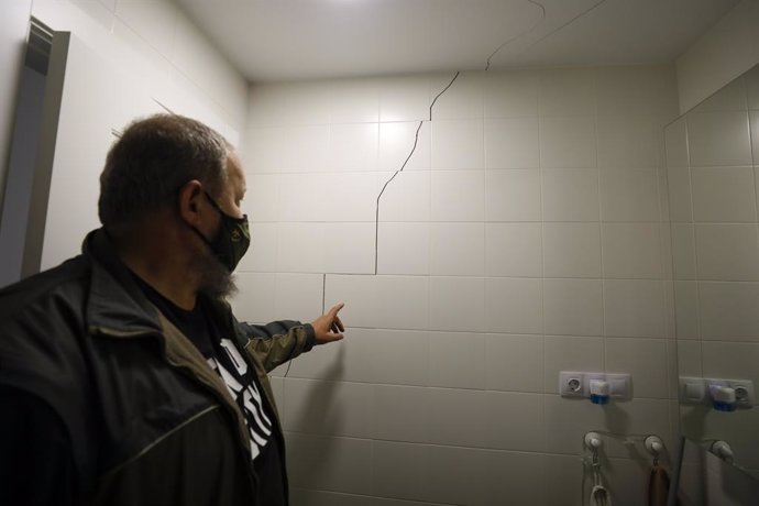 Un vecino muestra las grietas causadas en su vivienda tras el terremoto de 4.4 grados con epicentro en Santa Fe (Granada), que ha dejado numerosos daños materiales en la localidad de Atarfe. En Granada (Andalucía, España), a 23 de enero de 2021.