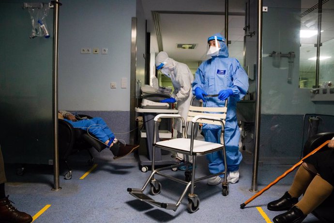 24 January 2021, Portugal, Porto: A medical worker in a protective suit (C) performs an electrocardiogram at the Sao Joao University Hospital. Photo: Rita Fran a/SOPA Images via ZUMA Wire/dpa