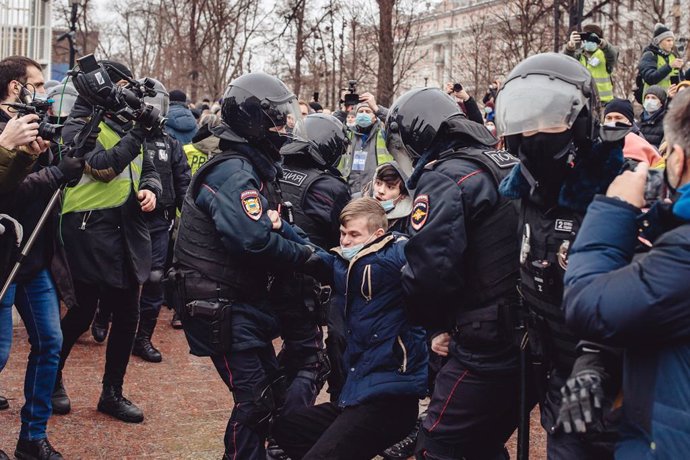 Un jove és arrestat a la plaa Pushkin de Moscou durant les protestes que reclamaven l'alliberament de l'activista rus Aleksei Navalni.