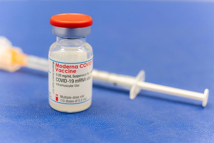 15 January 2021, Bremen: A syringe lies next to a vial of the Moderna COVID-19 vaccine at the vaccination ward of the Diakonie Hospital "DIAKO". Photo: Mohssen Assanimoghaddam/dpa