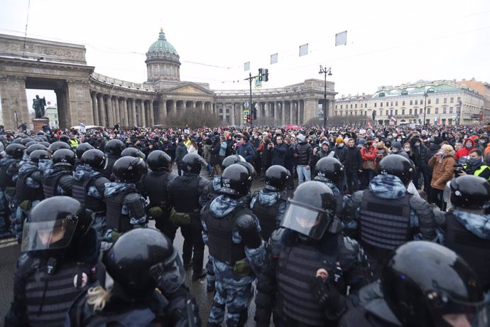 Policías y manifestantes durante una protesta contra la detención del opositor Alexei Navalni en San Petersburgo, en Rusia